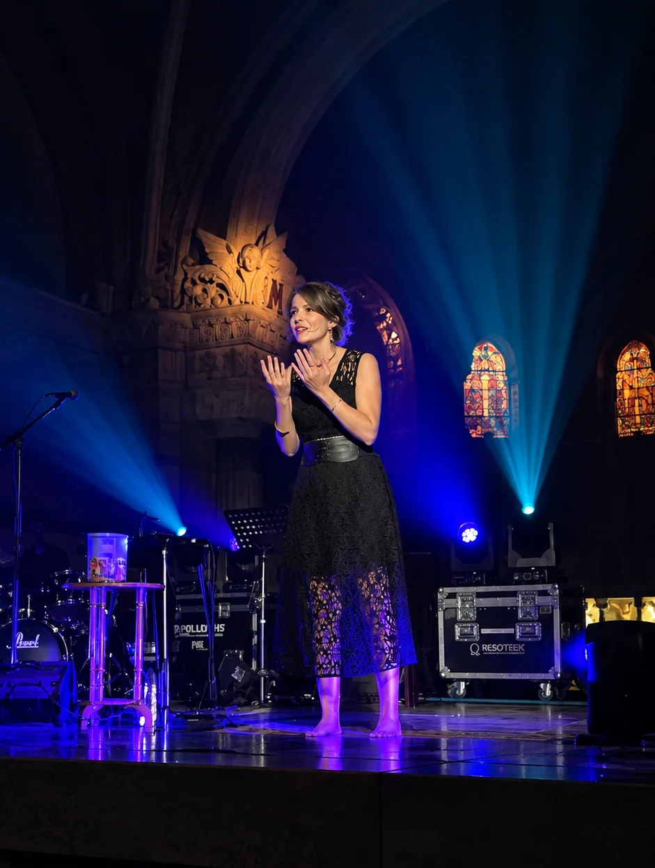 Yasmina en concert dans une église