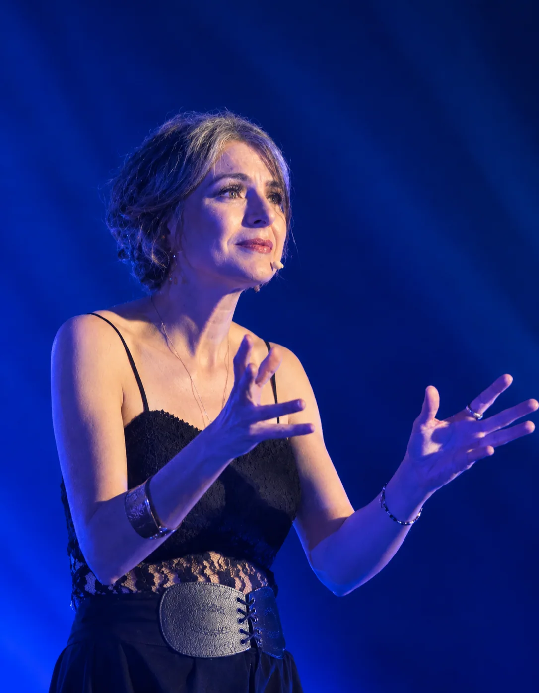 Yasmina en lumière bleue